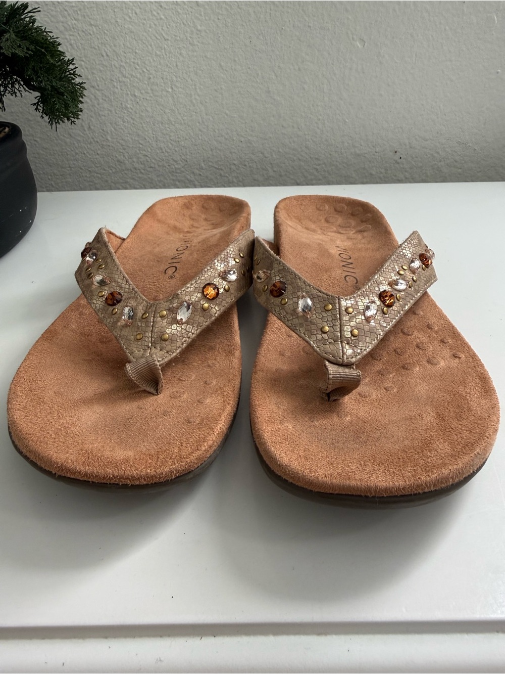Vionic sandals Women size 9 Taupe Jeweled Thong Sandals with Amber Accents - Picture 6 of 7